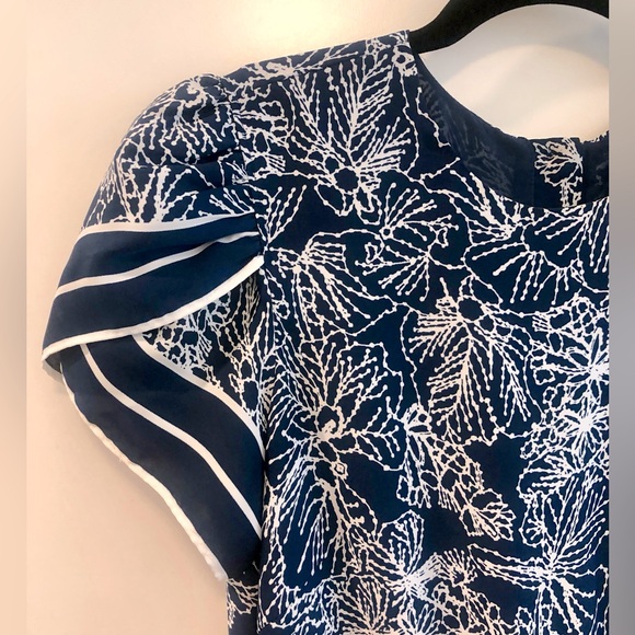 Beautiful H&M blue with white floral pattern midi dress - size 8 - Picture 3 of 8